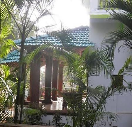 The Crib Hotel Morjim Exterior photo